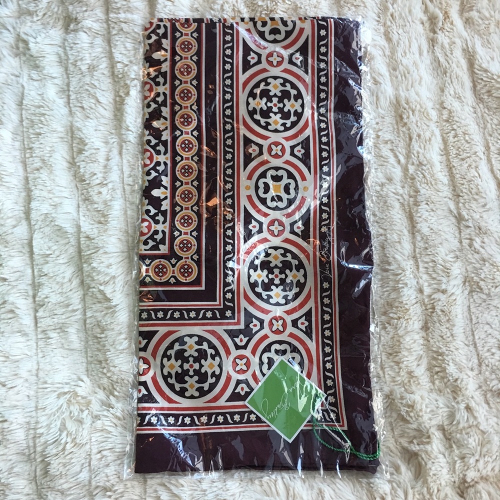 NWT VERA BRADLEY MEDALLION 100% SILK SCARF HTF! ♥️